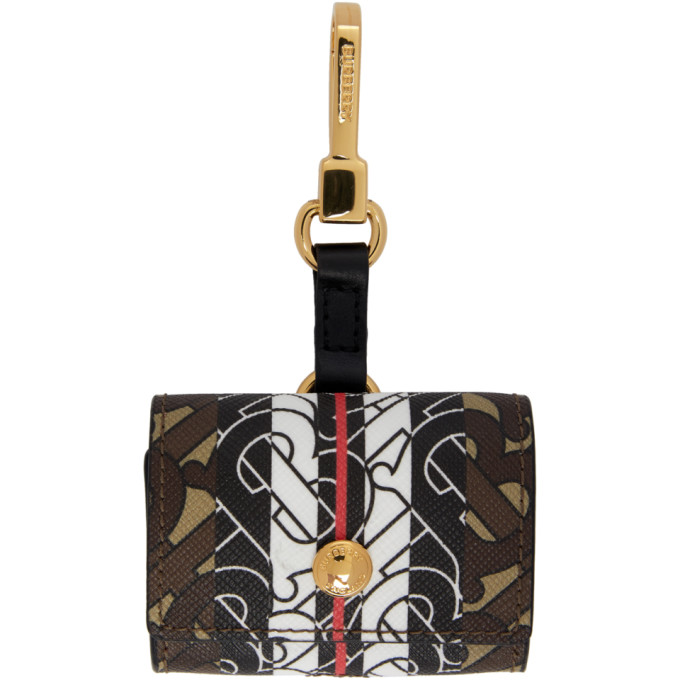 多色图案耳机保护套，采用涂层帆布面料，缀有棕色粒面皮革饰边。顶部徽标雕花钩扣开合，按扣折叠盖，底部充电口。棕色粒面皮革内里，内饰金色徽标压花。金色五金。尺寸约为：长 7cm x 高 5.5cm x 宽