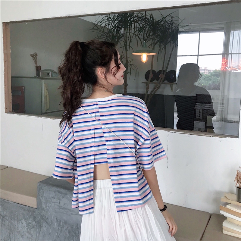 【現貨】小心機後背開叉露背短款t恤 短袖寬松T恤 97336 韓版彩色條紋上衣短版上衣 閨蜜裝 女生衣著