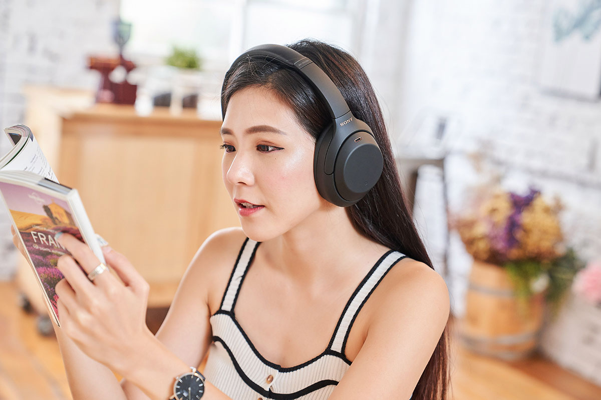 在室內有好的降噪表現還不夠！接著讓我們戴著 WH-1000XM4 實際踏入台北市中心的主要交通幹道，感受一下車水馬龍的環境聲響是否能成功被消除吧！