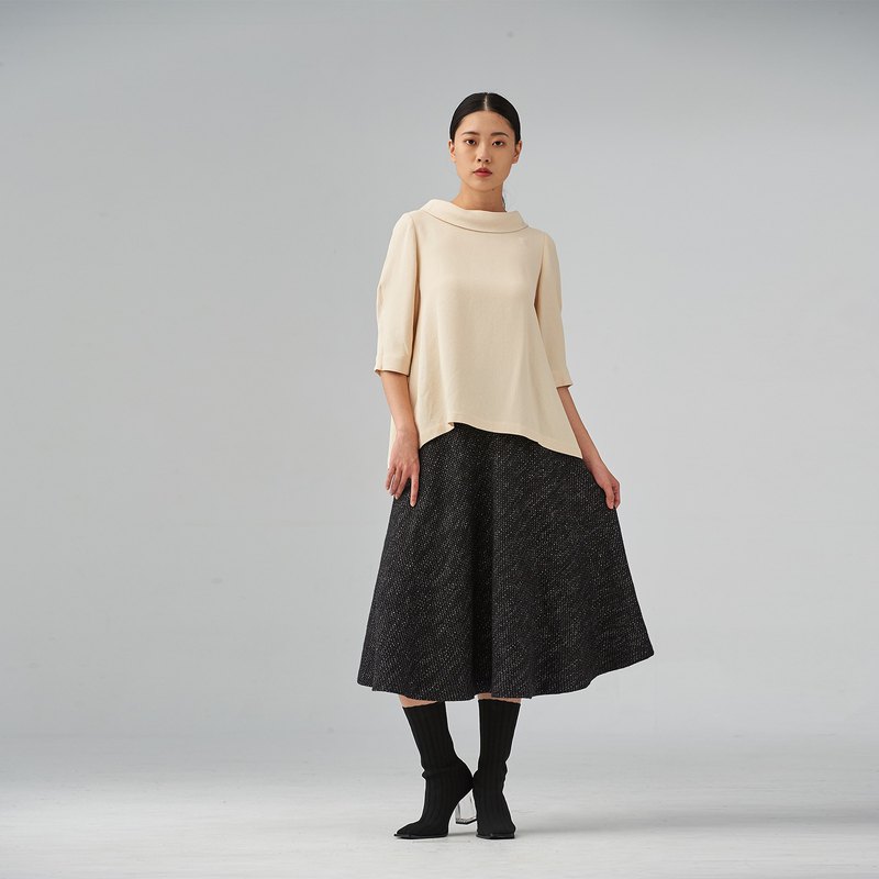 無聲的叛逆是少見的， 強烈的吶喊是稀有的， 然而衝擊、掙扎都是生活中的常態！ 服裝可以記錄生活、可以反映歷史， 更能成為表達的工具...... 在這個講求「展現」的年代， 總有某個特殊的時刻， 你/妳需要透過服裝表達自我意識。