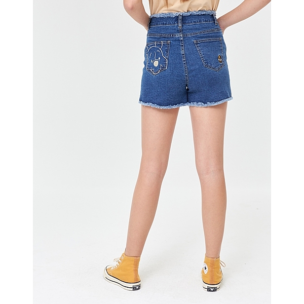 高腰牛仔短褲彈性面料，腰頭褲口不收邊隨性感，後貼袋小熊維尼單色線稿，蜂蜜罐精緻電繡。