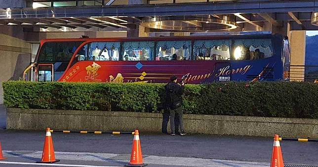 直擊／首批包機台商隔離14天期滿　上午6點起解除隔離返家