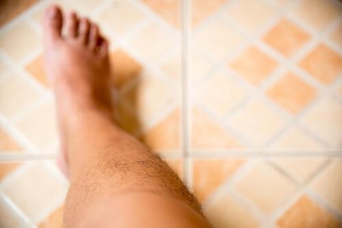 すね毛が濃い男は嫌われるのか 濃くなる原因と処理方法8選を紹介 オリーブオイルをひとまわしニュース