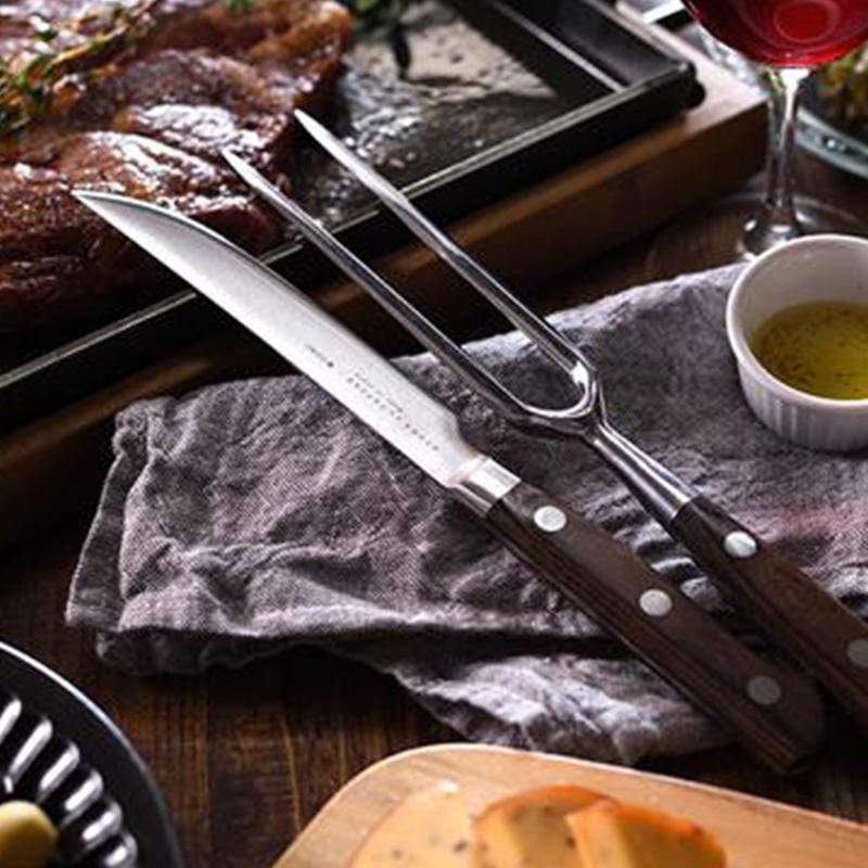 今天是期待已久的牛排日。肉烤得恰到好處，想熱熱上桌邊切邊吃。結果切塊時，這把刀子卻怎麼也切不斷......烤的很好的肉排用切不開的刀硬切，最後切的亂七八糟，肉汁都溢出，切口也很粗糙。真是浪費了難得的牛