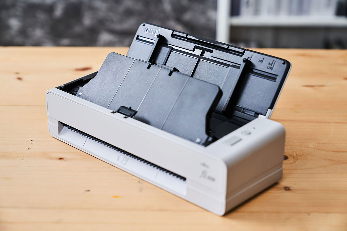 外型小巧，功能全面！Fujitsu fi-800R 高效率自動進紙掃描，手冊與證件等厚文件也難不倒它！