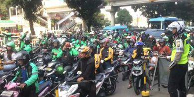 Kronologi Blokade Jalan oleh Pengemudi Ojek "Online" Versi Polisi