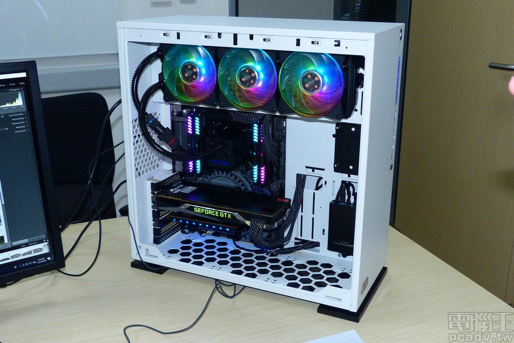 ASRock 使用 X299 Taichi XE 主機板，水冷散熱器為兇猛的 Alphacool 360mm 散熱排版本