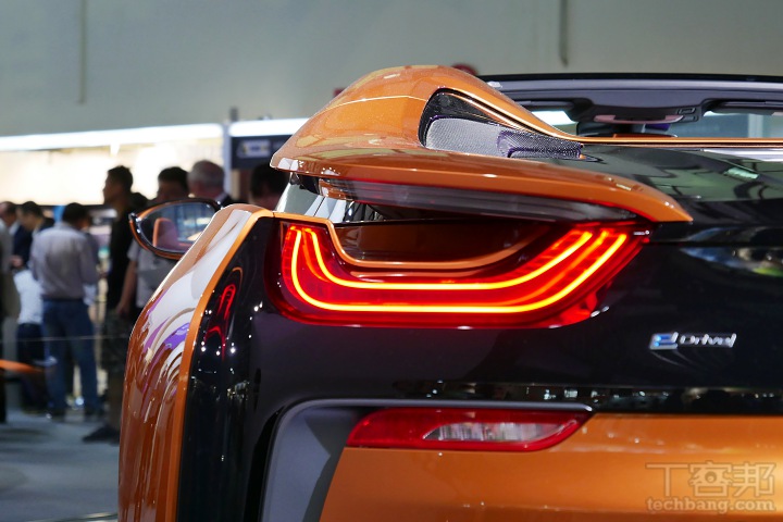 BMW i8 Roadster油電跑車現身Computex世貿三館，售價台幣1,068萬元的神車 多圖動眼看！