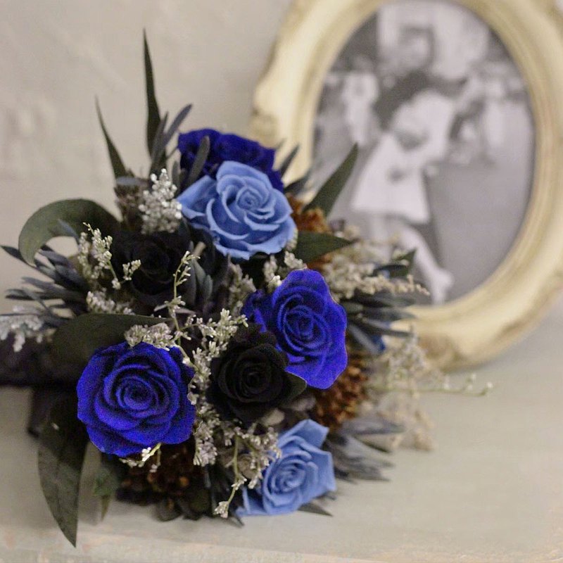 主花為不凋花 佐配以不凋/乾燥材，我們的體驗課程，提供了各種花色及花種任您挑選，非樣品臨摹，可自選花色、花材、包材或盆器，創造獨一無二的專屬。 一人即可預約上課，不需配合團體班。