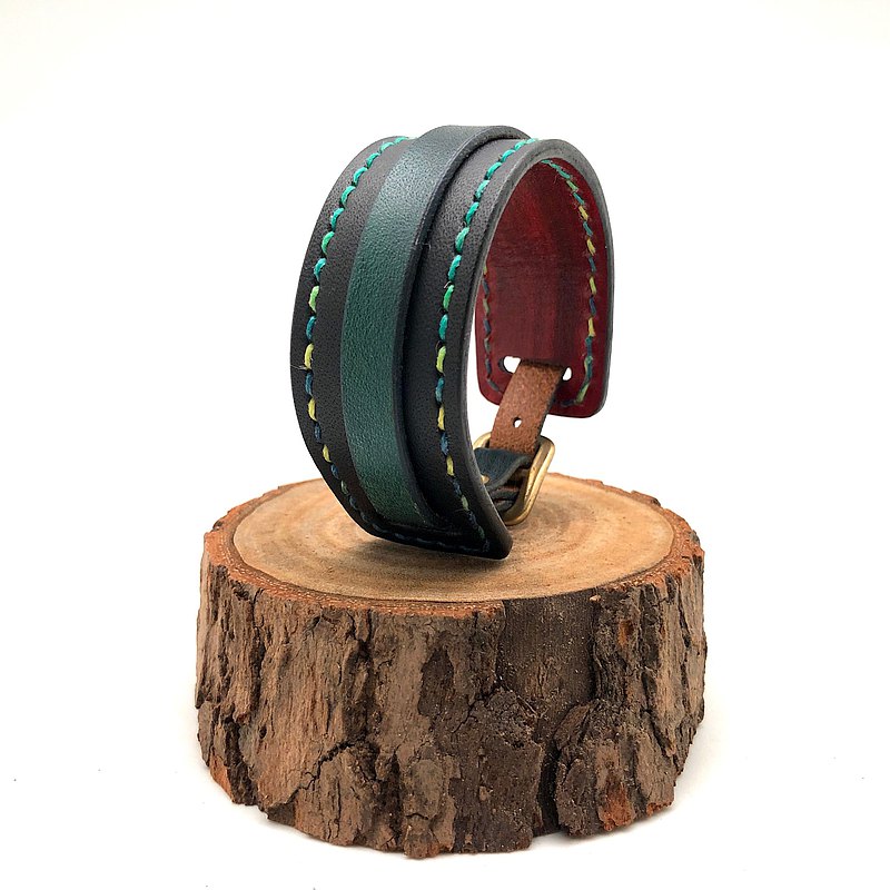 使用日本頂級漸層色麻線全手工縫製，背皮手刷紅木紋設計，搭配精緻小巧的日製黃銅釦，不再擔心勾絲的問題。