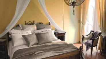 來啦！一起上床看電影！