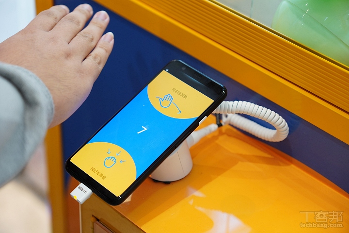 台灣大哥大信義威秀門市有 Pixel 4 手勢操作夾娃娃機體驗。