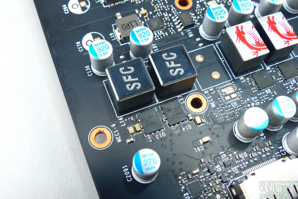 記憶體主要供電採用 2 相設計，單相採用 1 顆 FDPC5018SG 與 1 顆 0.63μH 電感，2 相再並聯 2 顆 820μf 電容