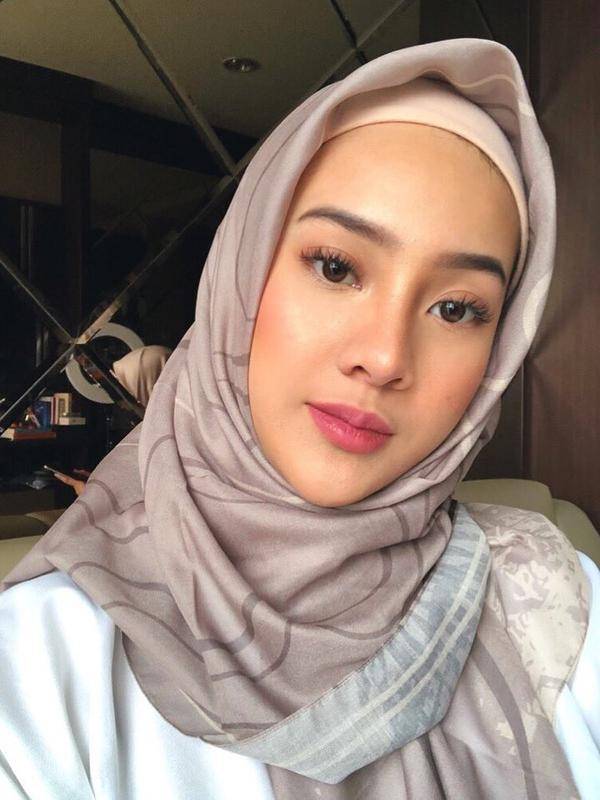 Cantiknya Anya Geraldine Dalam Balutan Hijab