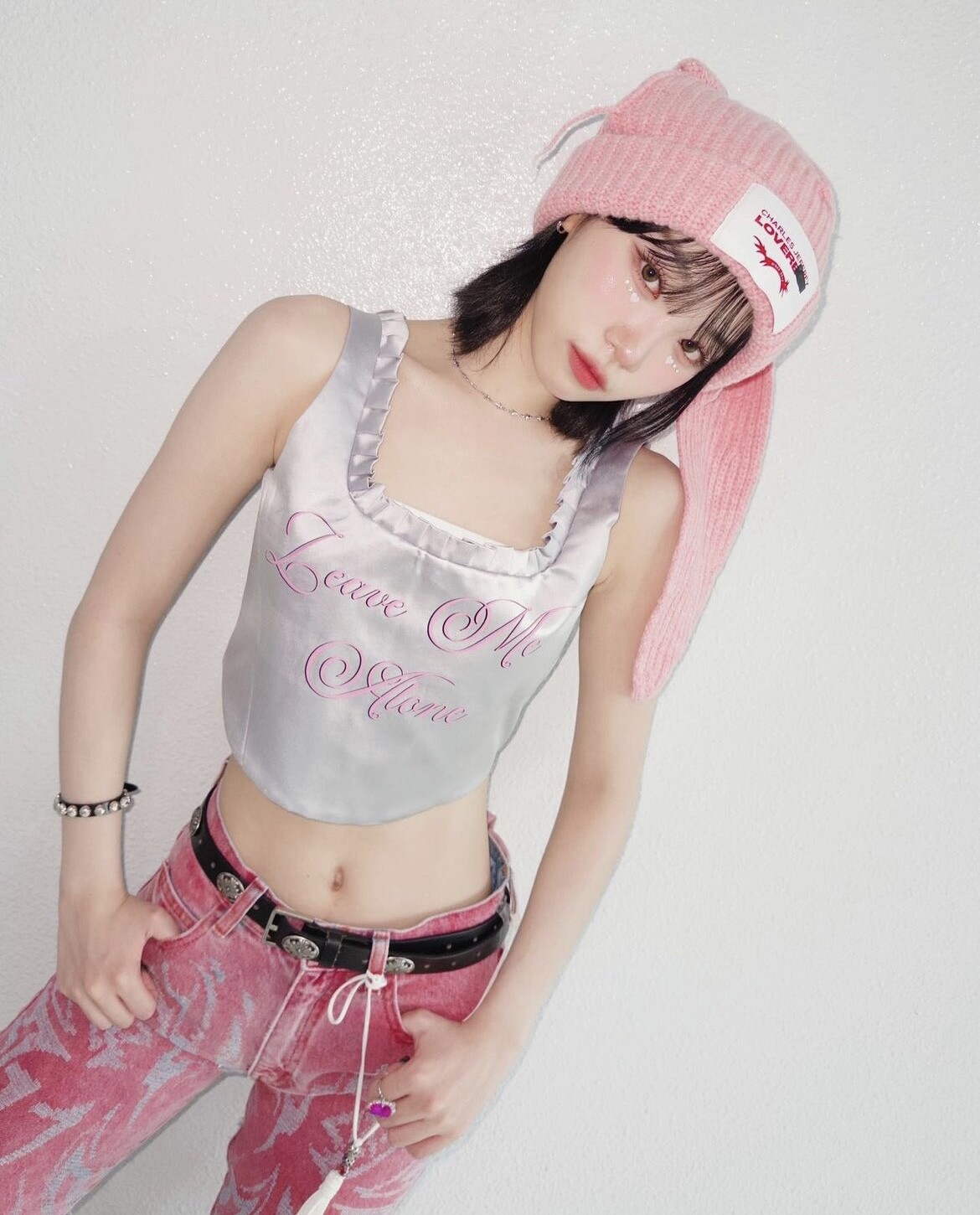 你離時尚只差一個皮帶！女團打歌都在穿的Y2K低腰皮帶時尚、辣妹必備美式復古大logo