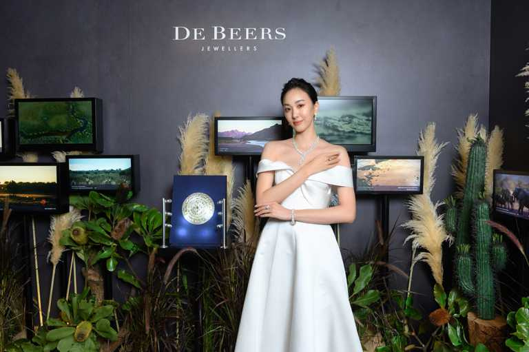 凱渥名模張敏紅，優雅演繹DE BEERS「Nature’s Origins」系列頂級珠寶的璀璨風華。（圖╱DE BEERS提供）