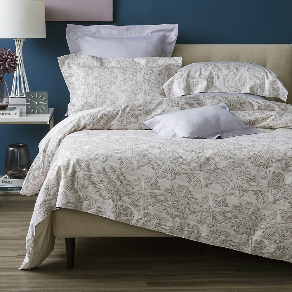 【商品特色】和樂自有品牌產品100% 純棉材質200織紗，印花設計經緯紗133 72 40支紗透氣透濕，柔軟舒適吸濕排汗，透氣性佳內容物 - 歐式枕套x2 (51x71cm+8cm框邊，無枕頭枕心)=