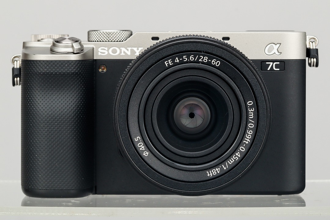 從正面看來，Sony A7C 猶如一台旁軸相機般具備沒有軍艦部的造型，這使得它更加容易被放進包包裡，也更容易帶出門拍照錄影。它的體積與 a6600 十分相近，並且重量也只僅只比 a6600 要重上 6g 而已。