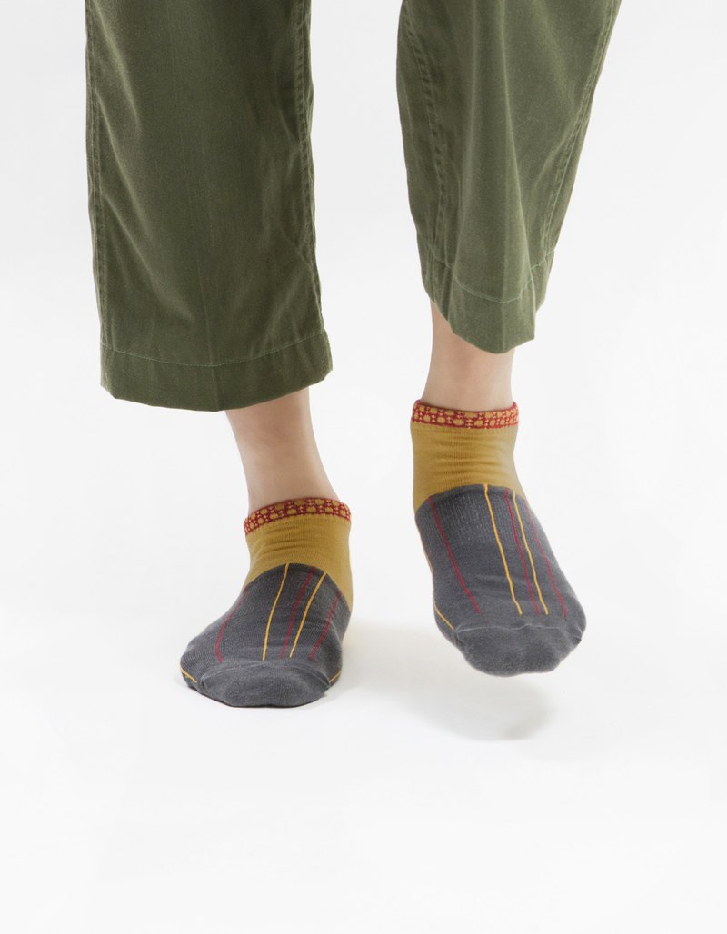 ∟襪長：5cm ∟腳底：24～26cm 早起跑步也跟去，市場買菜也跟去，上班來不及也跟去，因為✦你最迷人∴