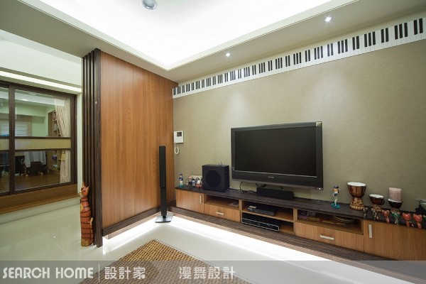 照過來！素顏牆壁變超正美眉