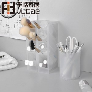 ◆敞口設計，簡約大容量 ◆底部加高，防滑耐用 ◆PVC材質，牢固耐用 ◆便利存取的分隔設計 ◆傾斜設計，隨手可取 ◆邊角圓潤，做工精細