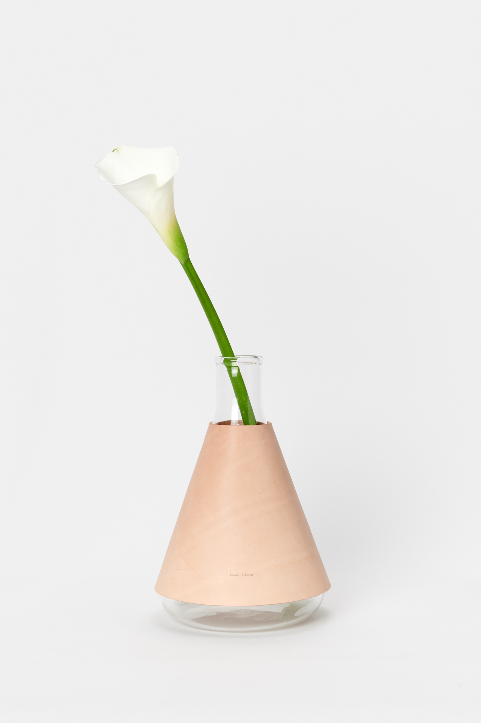 エンダースキーマから花瓶が初登場 フラスコやシャーレなどの実験器具を使用