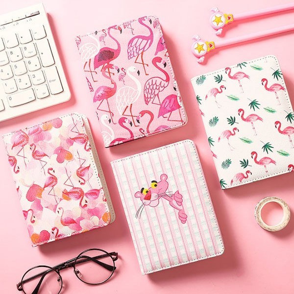 【商品簡介】 ★可愛塗鴉 ★隨身手帳 【商品規格】 規格 : 單一規格 材質 : PU 款式 : 粉色火烈鳥 【貼心提醒】 商品的尺寸、顏色、質料皆已清楚標示於說明中，也已盡力完整呈現實品顏色，對色準