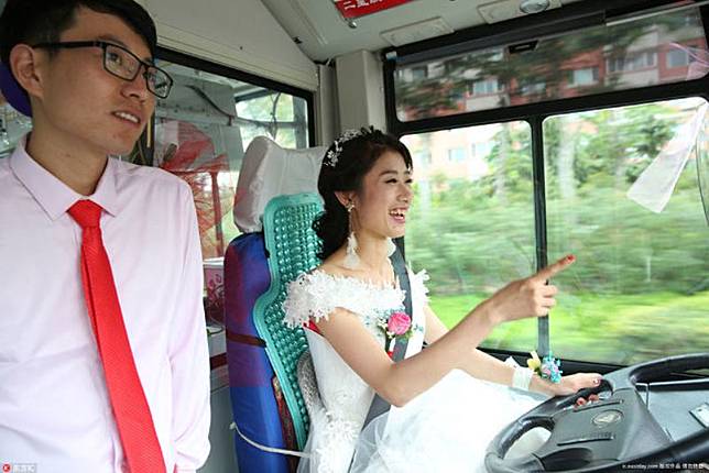 Nyetir Bus, Pengantin Perempuan Antar Calon Suami ke Pelaminan