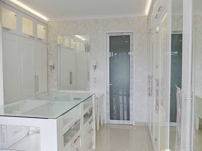 8 Desain Walk In Closet Mewah Untuk Kamar Utama Yang Penuh Gaya