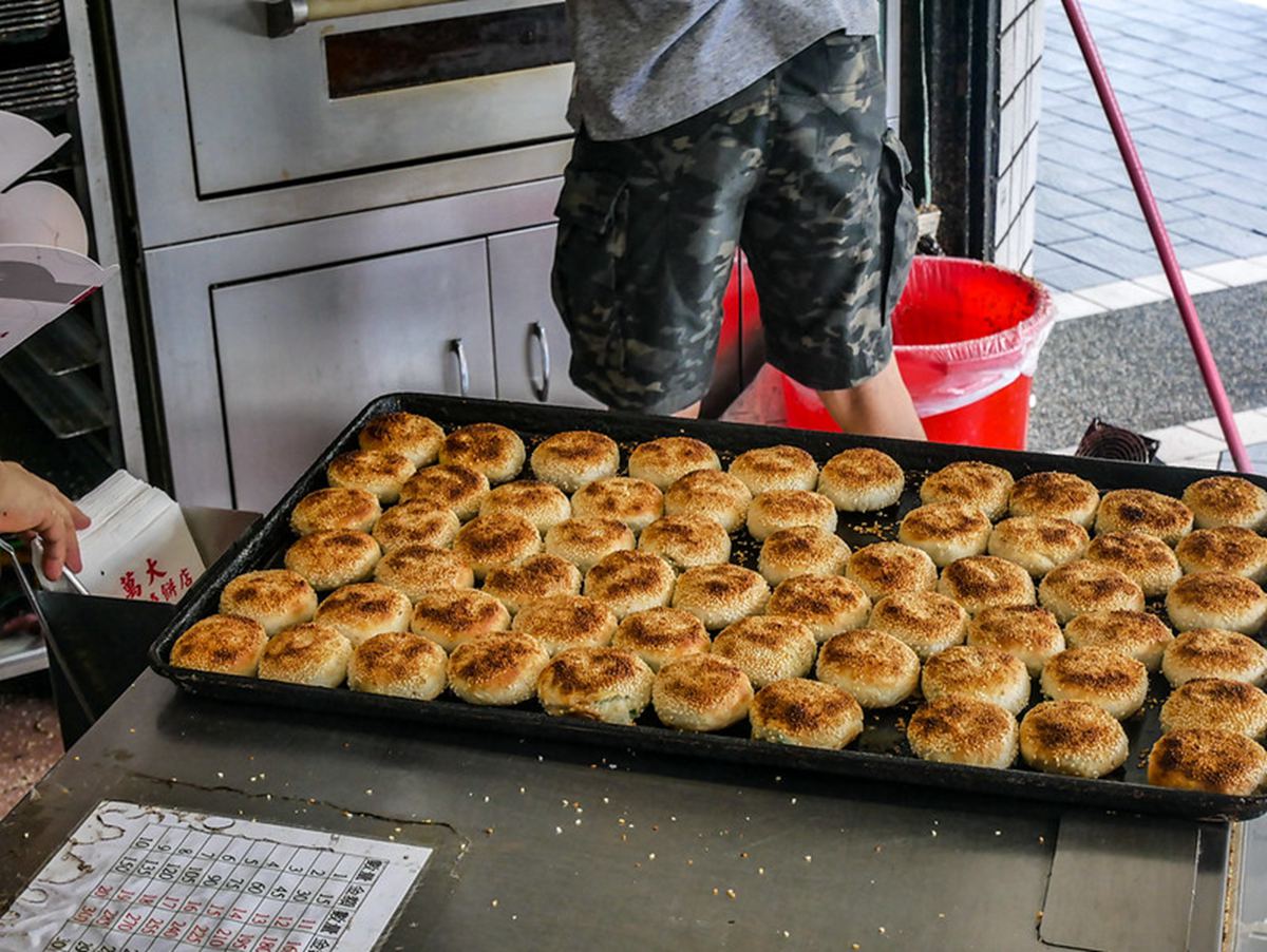 內行１次狂掃40顆！台北最強「蟹殼黃」出爐就秒殺，酥香唰嘴排隊再久也甘願