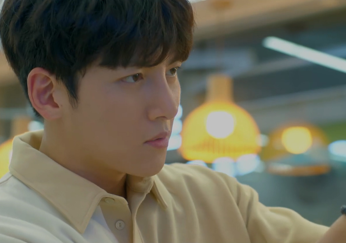 《便利店新星》大賢的戀愛小動作3：拉小手、別胸章，一堆肢體接觸