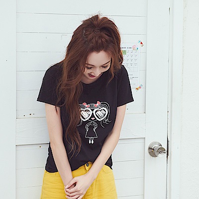 IREAL 撞色眼鏡妹逆齡塗鴉上衣