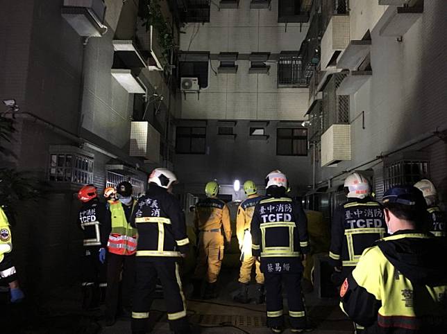 裸身蜘蛛女？12樓「爬到」4樓遮雨棚嚇壞住戶...