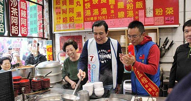 繼「鹿茸」後…馬英九逛淡水　傻問：阿給是人名嗎？