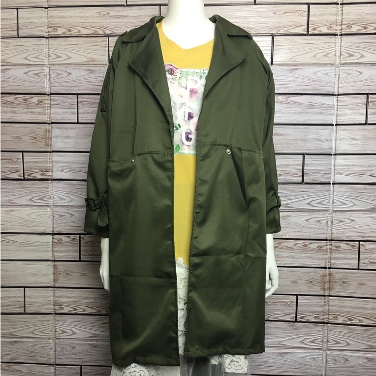 商品現貨供應中 歡迎下單媽咪們敲碗商品 立領風衣黑色，軍綠 基本色調 最耀眼 超有韓劇 OL女主角風長版 寬鬆 不挑身形滑面 舒適好摸 極親膚走在流行尖端 個性風範兩側有口袋 袖子可調成束口內搭商品: