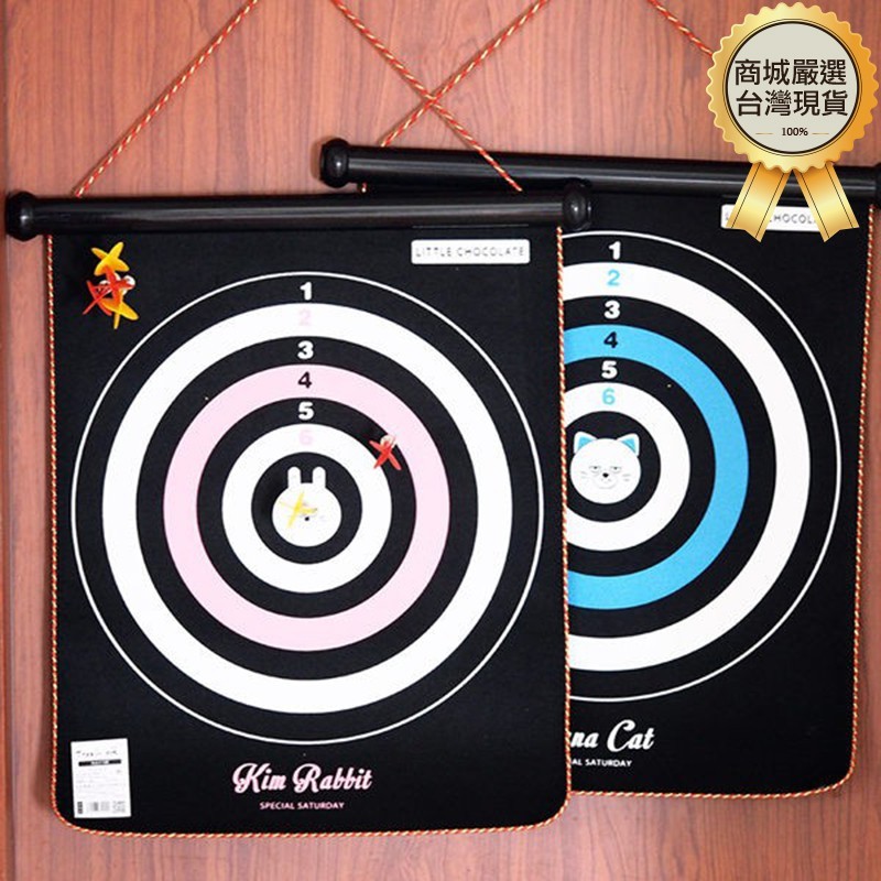 尺寸是370x442mm 平常沒玩的時候也可以捲起來 飛鏢是用磁力的，所以不會也危險，也不會誤射到牆壁有一個洞，也適合小朋友玩 派對或是一群人一起玩，非常有趣