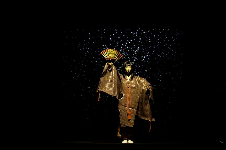 草薙素子の面をつけた演者が能を披露 奥秀太郎演出のvr能 攻殻機動隊
