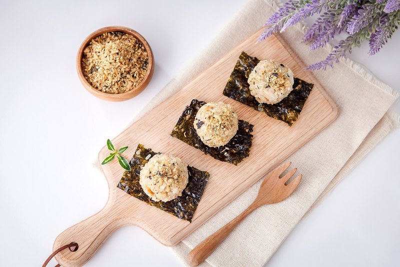 源自於日據時代的山葵，是生長在阿里山超過半世紀的產物，有著獨特的氣味， 嗆辣的很討喜。來自天地合作的美好，成就了山葵香鬆，帶點辛辣，提味又解膩。