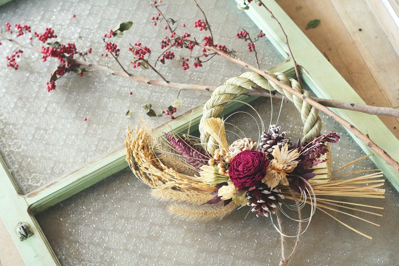 日本在新年時，為了驅邪避禍，家家戶戶都會掛上祈福平安的注連繩，據說，有些大樹、石頭上綑綁著注連繩，是意味著「神明降臨棲身之所」，來鎮守大家的這片土地。