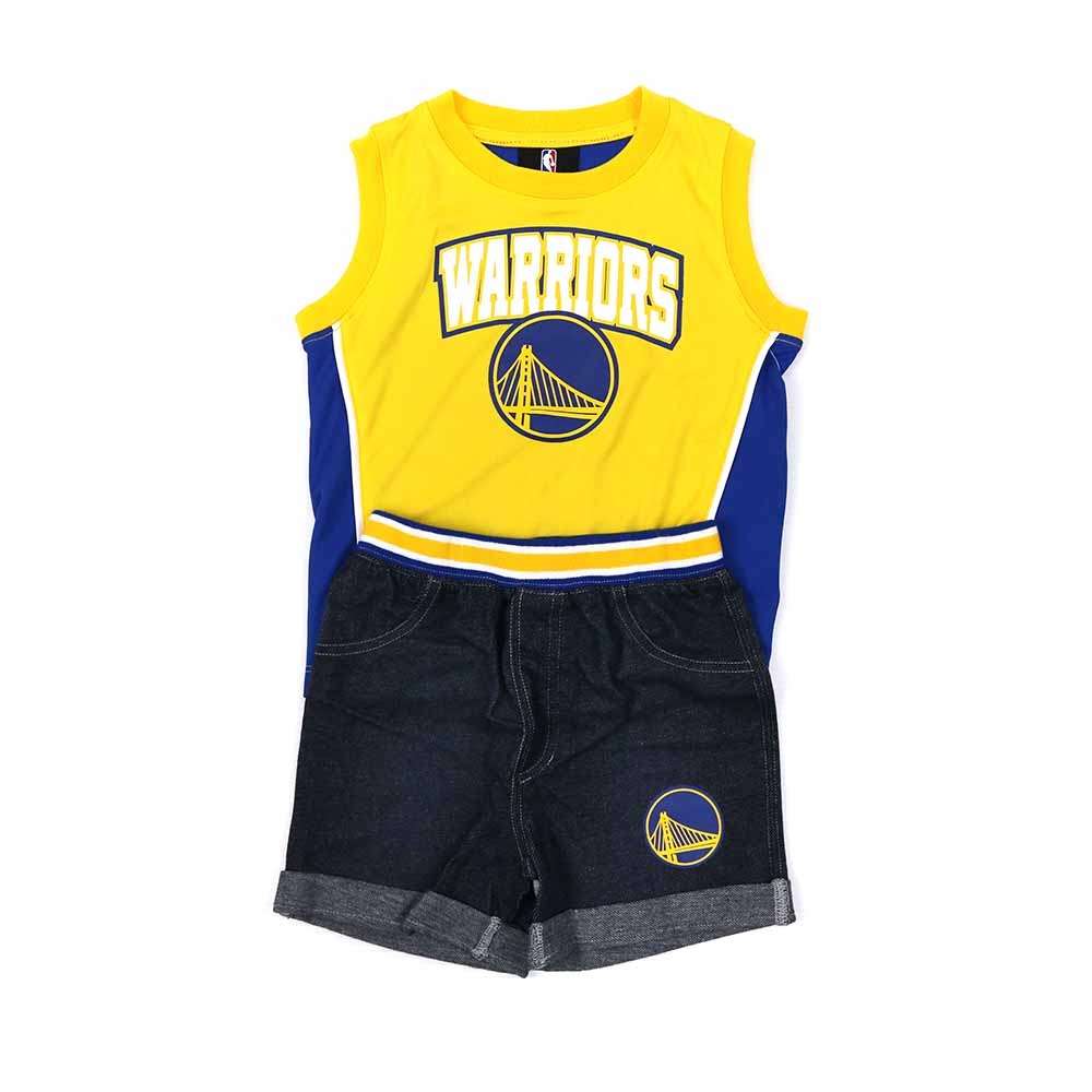 NBA幼兒無袖套裝兩件組。排汗透氣材質，讓小朋友在玩樂中也不會感到悶熱。質料親膚，穿著舒適。上衣背面全透氣網布，有效散熱。短褲仿牛仔布設計，彈性腰頭方便穿脫。