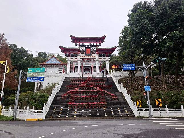 迎接新春，花蓮縣政府美化忠烈祠周遭環境，並特別購置年節花卉，排列成春字畫卷。 (花蓮縣政府提供)