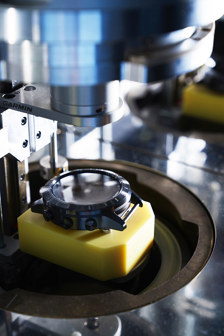 10 Bar壓力測試機, 確認產品在水下深處防水功能依然完善，可正常運作。