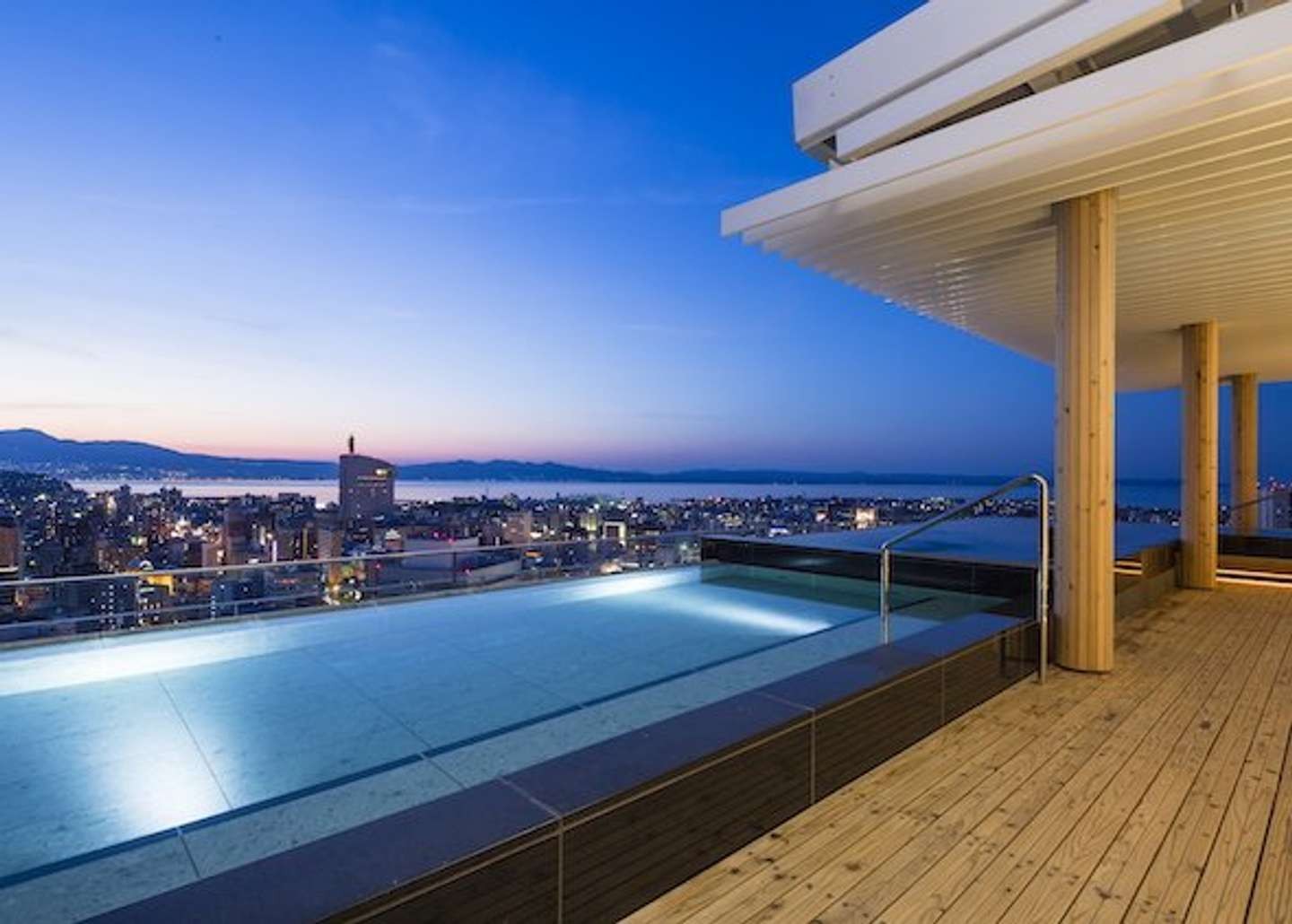 まるで海外の高級ホテルだ 大分駅ビルの屋上には、超絶景を楽しめる天然温泉が存在した（Jタウンネット）