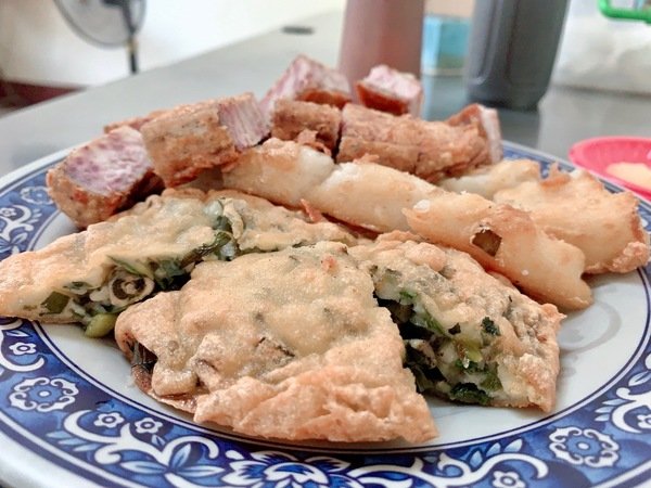 「溪州美食推薦」彰化安心旅遊，現做「蚵仔炒麵/便當/蚵嗲/蘿蔔糕/挫冰/炸粿/菜條/各式湯品」在地美食首選-三條麗華小吃店直擊分享