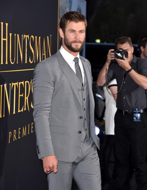 貝克漢、克里斯漢斯沃「灰色西裝」穿搭教學，年度最火極致灰這樣穿！