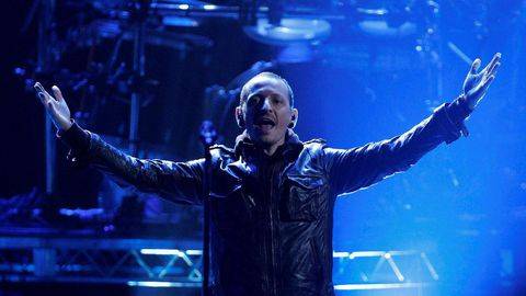 Penggemar Chester Bennington Serukan Bahaya Depresi