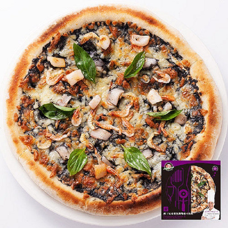 ◆ 比薩升級大份量大滿足為訴求，美味可口，金品最自豪的餅皮充分呈現麵粉香氣，恰到好處厚度，烘烤後外層香酥不失蓬鬆水潤，適合歡聚時刻，九層塔香濃香氣加上濃濃墨魚漿汁，交會出海上與陸上的頂級雙饗宴。 ◆ 