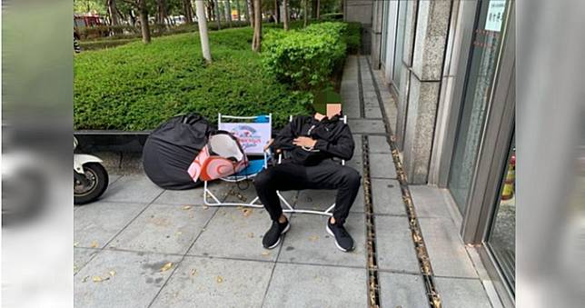 鞋迷在銀行前苦排6小時　網友：鞋子開賣後一定買不到