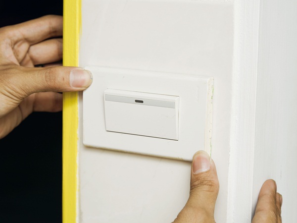 自己換燈管裝電燈