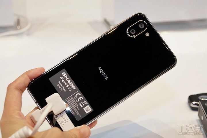 上水滴、下山羊鬍，夏普在台推出旗艦手機 Aquos R3